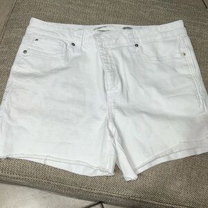 Seven7 Weekend Jean Shorts White size 12